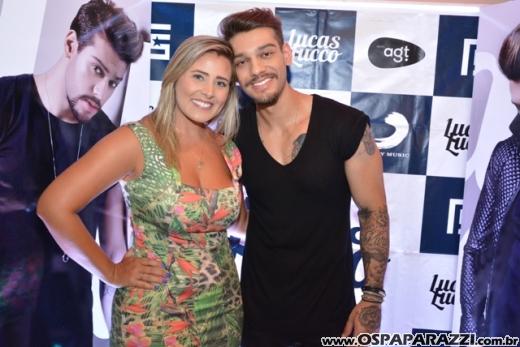 Fã beija Lucas Lucco no camarim da Estância Nativa Sertaneja