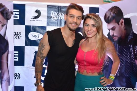 Fã beija Lucas Lucco no camarim da Estância Nativa Sertaneja