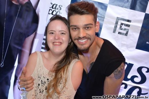 Fã beija Lucas Lucco no camarim da Estância Nativa Sertaneja