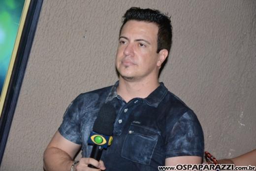Fã beija Lucas Lucco no camarim da Estância Nativa Sertaneja