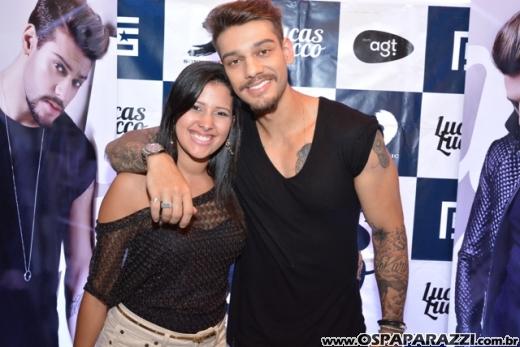 Fã beija Lucas Lucco no camarim da Estância Nativa Sertaneja