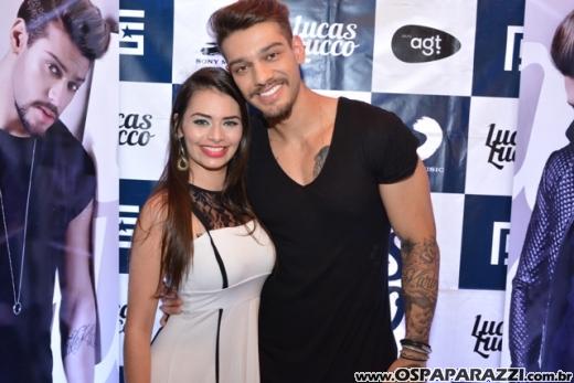 Fã beija Lucas Lucco no camarim da Estância Nativa Sertaneja