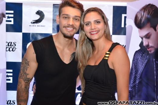 Fã beija Lucas Lucco no camarim da Estância Nativa Sertaneja