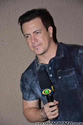 Fã beija Lucas Lucco no camarim da Estância Nativa Sertaneja