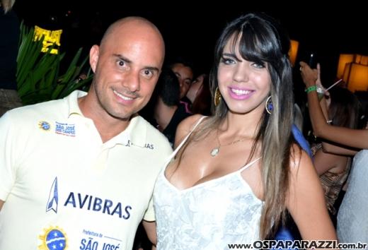 Fã beija Lucas Lucco no camarim da Estância Nativa Sertaneja