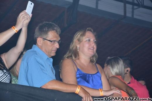 Fã beija Lucas Lucco no camarim da Estância Nativa Sertaneja