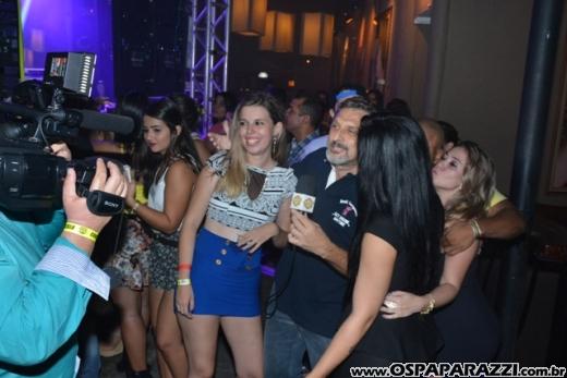 Fã beija Lucas Lucco no camarim da Estância Nativa Sertaneja