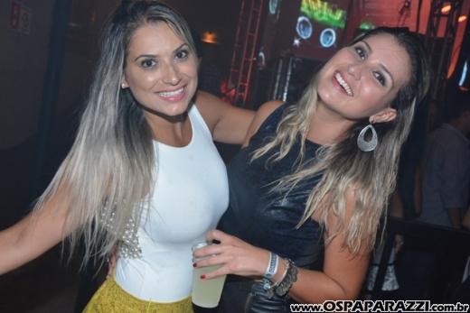 Fã beija Lucas Lucco no camarim da Estância Nativa Sertaneja