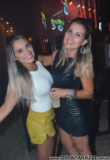 Fã beija Lucas Lucco no camarim da Estância Nativa Sertaneja