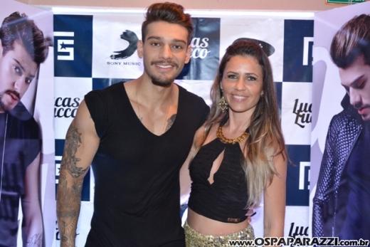 Fã beija Lucas Lucco no camarim da Estância Nativa Sertaneja
