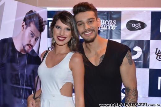 Fã beija Lucas Lucco no camarim da Estância Nativa Sertaneja