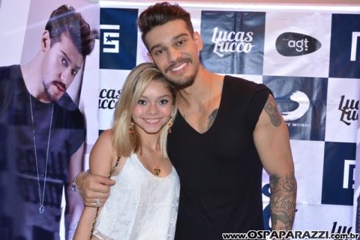 Fã beija Lucas Lucco no camarim da Estância Nativa Sertaneja