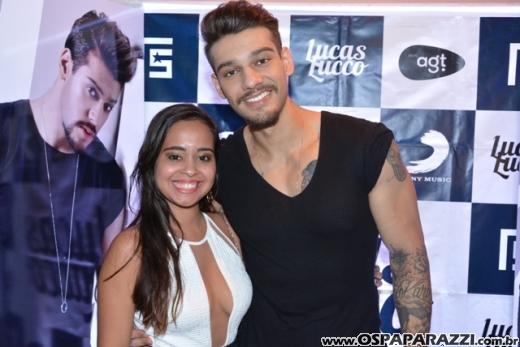 Fã beija Lucas Lucco no camarim da Estância Nativa Sertaneja