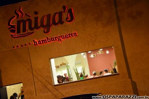 Ana Aragão e Miguel Chiarastello apresentam Migas Hamburgueria