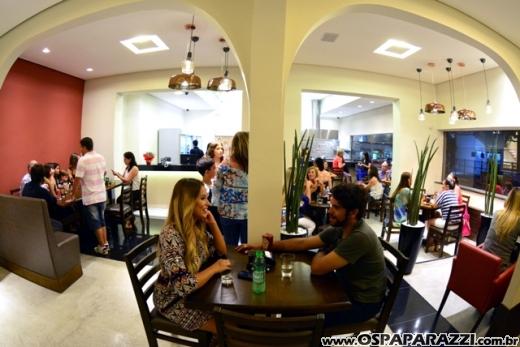 Ana Aragão e Miguel Chiarastello apresentam Migas Hamburgueria