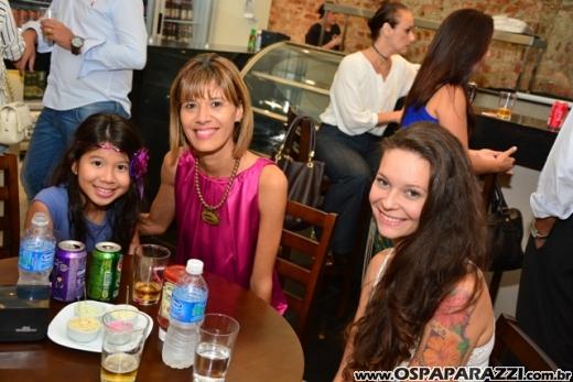 Ana Aragão e Miguel Chiarastello apresentam Migas Hamburgueria
