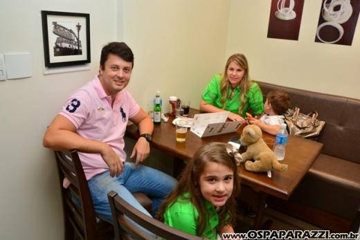 Ana Aragão e Miguel Chiarastello apresentam Migas Hamburgueria