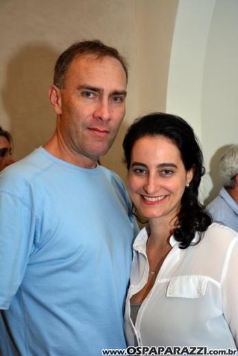 Ana Aragão e Miguel Chiarastello apresentam Migas Hamburgueria
