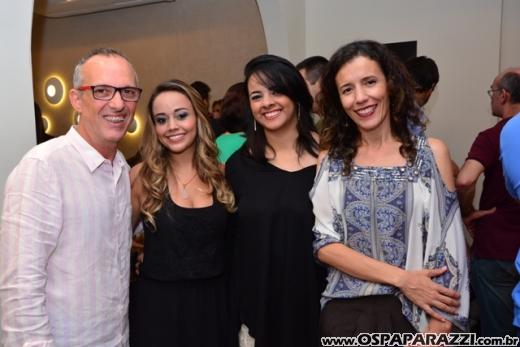 Ana Aragão e Miguel Chiarastello apresentam Migas Hamburgueria