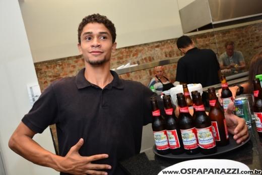 Ana Aragão e Miguel Chiarastello apresentam Migas Hamburgueria