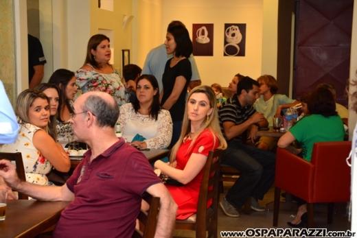 Ana Aragão e Miguel Chiarastello apresentam Migas Hamburgueria