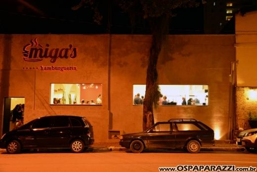 Ana Aragão e Miguel Chiarastello apresentam Migas Hamburgueria