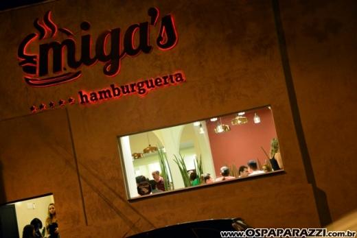 Ana Aragão e Miguel Chiarastello apresentam Migas Hamburgueria