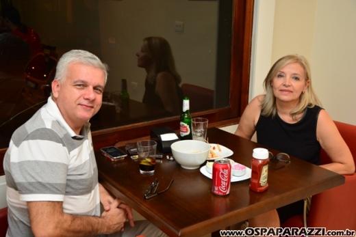 Ana Aragão e Miguel Chiarastello apresentam Migas Hamburgueria