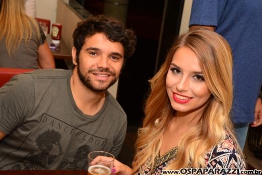 Ana Aragão e Miguel Chiarastello apresentam Migas Hamburgueria