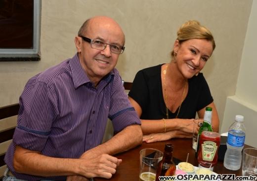 Ana Aragão e Miguel Chiarastello apresentam Migas Hamburgueria