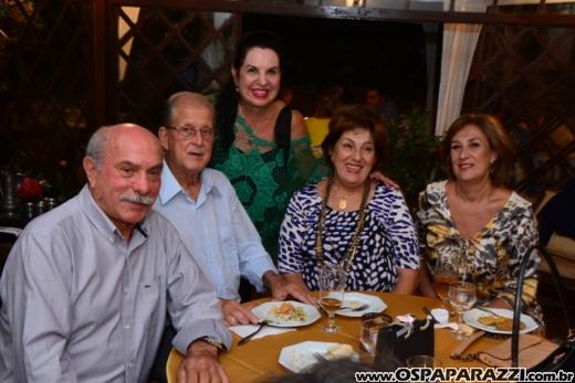 Vera e Delvio Buffulin comemoram aniversário entre amigos no fim de semana