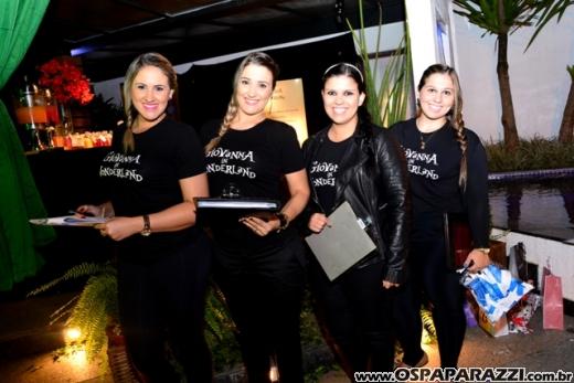 Giovanna in Wonderland é a mega festa criativa de 15 anos no Urbanova
