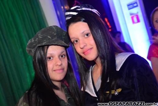 Giovanna in Wonderland é a mega festa criativa de 15 anos no Urbanova