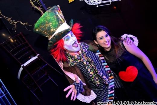 Giovanna in Wonderland é a mega festa criativa de 15 anos no Urbanova