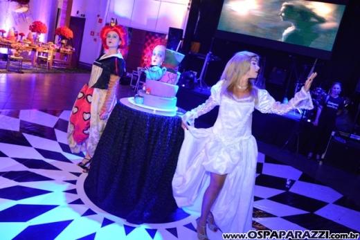 Giovanna in Wonderland é a mega festa criativa de 15 anos no Urbanova