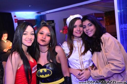 Giovanna in Wonderland é a mega festa criativa de 15 anos no Urbanova