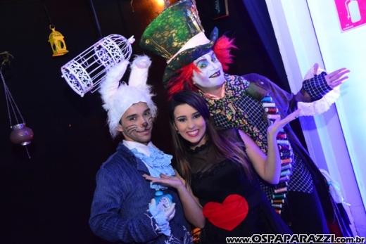 Giovanna in Wonderland é a mega festa criativa de 15 anos no Urbanova