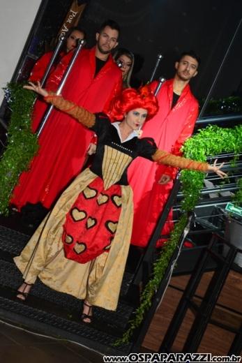 Giovanna in Wonderland é a mega festa criativa de 15 anos no Urbanova