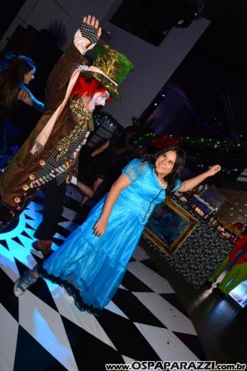 Giovanna in Wonderland é a mega festa criativa de 15 anos no Urbanova