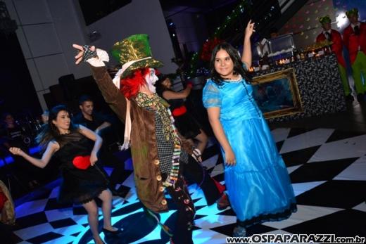 Giovanna in Wonderland é a mega festa criativa de 15 anos no Urbanova