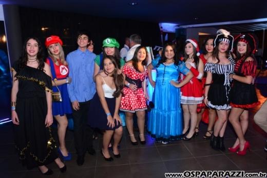 Giovanna in Wonderland é a mega festa criativa de 15 anos no Urbanova