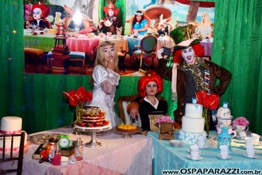 Giovanna in Wonderland é a mega festa criativa de 15 anos no Urbanova