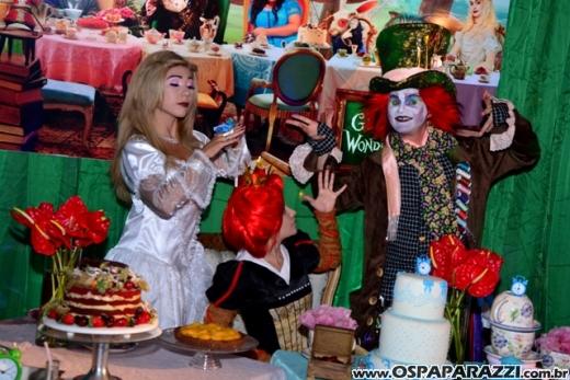 Giovanna in Wonderland é a mega festa criativa de 15 anos no Urbanova