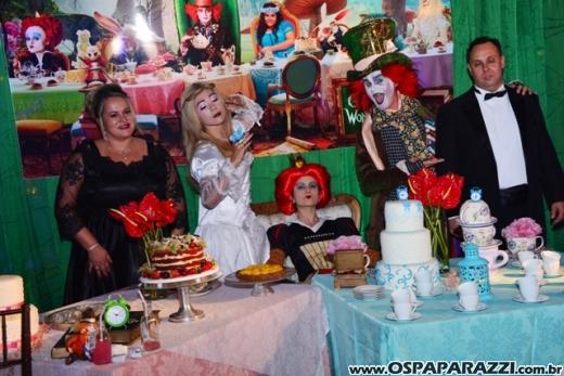 Giovanna in Wonderland é a mega festa criativa de 15 anos no Urbanova