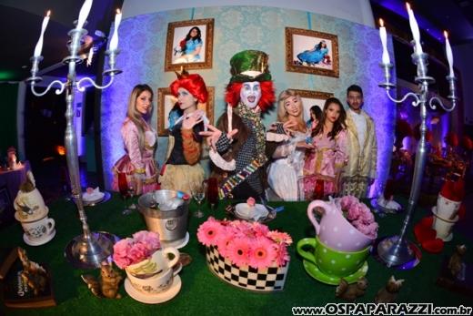 Giovanna in Wonderland é a mega festa criativa de 15 anos no Urbanova