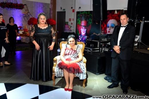 Giovanna in Wonderland é a mega festa criativa de 15 anos no Urbanova