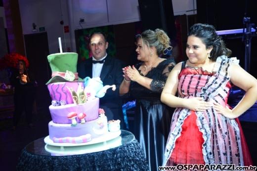 Giovanna in Wonderland é a mega festa criativa de 15 anos no Urbanova