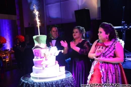 Giovanna in Wonderland é a mega festa criativa de 15 anos no Urbanova