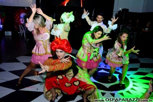Giovanna in Wonderland é a mega festa criativa de 15 anos no Urbanova