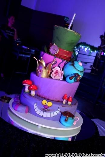 Giovanna in Wonderland é a mega festa criativa de 15 anos no Urbanova